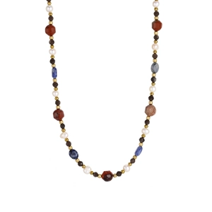 Collier étoile bohème avec sodalite bleue, pierres rouges et perles sur fond blanc