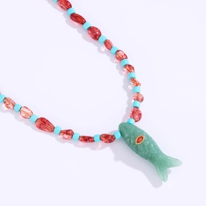 Collier bohème avec pierres rouges et pendentif poisson en jade pour tenues d'été de plage