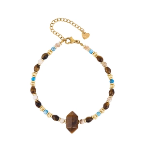 Détail du bracelet en œil de tigre avec fermoir doré et pendentif cœur en acier inoxydable