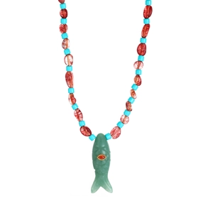Collier bohème avec pierres rouges et pendentif poisson vert pour un style de vacances d'été