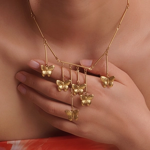 Übertriebene 18K goldene Edelstahlkette mit sechs filigranen Schmetterlingsanhängern
