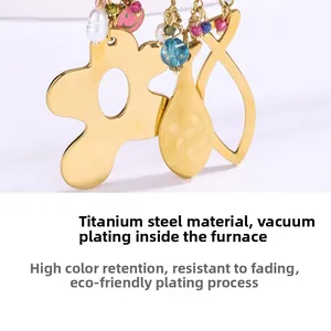Détail du pendentif fleur en or avec perles d'eau douce et acier inoxydable plaqué