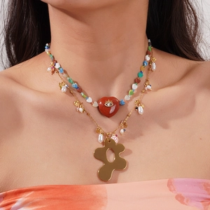 Collier double rang à perles colorées avec pendentifs fleur dorée et perles baroques