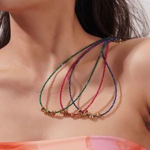 Bunte Perlenketten mit LOVE-Anhängern im Lagenlook für den sommerlichen Y2K-Urlaubsstil