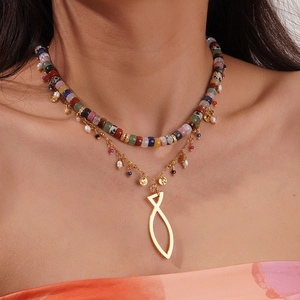Collier double couche doré avec perles colorées et pendentif poisson sur modèle