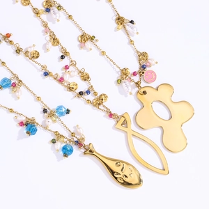 Collier multicouche doré avec perles colorées et pendentifs poisson et fleurs