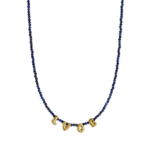 Detailansicht der facettierten marineblauen Perlen und goldenen LOVE-Buchstabenanhänger