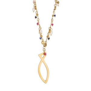 Détail du pendentif poisson doré avec perles colorées sur un collier de style bohème