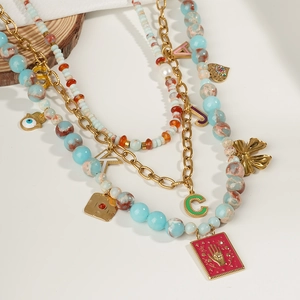 Détail du collier bohème multi-rangs avec perles colorées et pendentifs émaillés