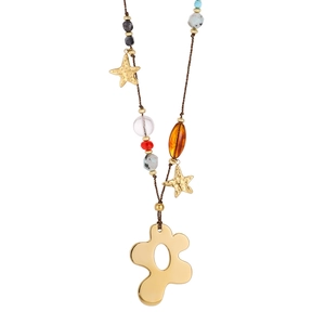 Détail du collier bohème avec pendentifs fleurs dorées et pierres naturelles colorées