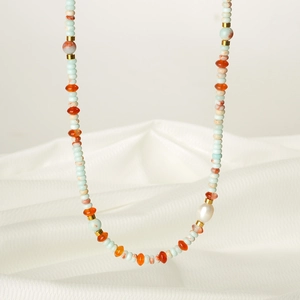 Détail du collier de perles avec cornaline orange, pierre naturelle et perle baroque