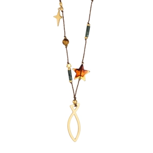 Détail de collier avec pendentif poisson doré et étoile en ambre translucide
