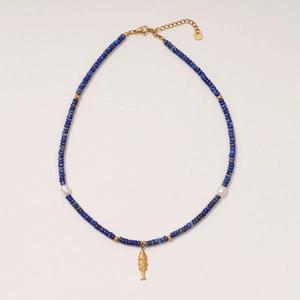 Collier en perles de lapis-lazuli avec perles blanches et pendentif poisson doré