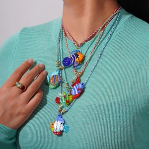 Pendentifs poissons tropicaux en verre coloré sur colliers en cordon pour un style marin d'été
