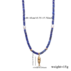 Vue détaillée du collier en lapis-lazuli avec pendentif poisson doré et perles fines