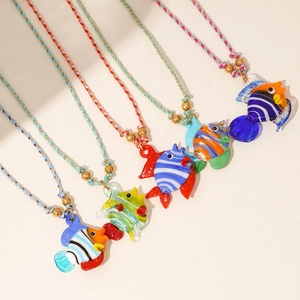 Colliers poissons tropicaux faits à la main avec cordons tissés et pendentifs colorés