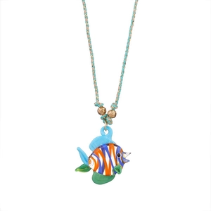 Gros plan détaillé du pendentif poisson en verre rayé avec cordon de style océanique