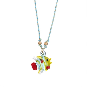 Détail macro du pendentif poisson en verre coloré avec cordon tressé et perles