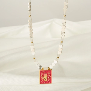 Collier bohème multicouche avec perles de cœur et pendentif main de Hamsa rose