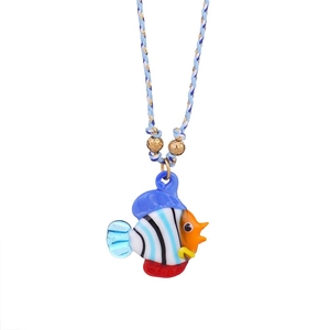 Vue macro d'un pendentif poisson en verre coloré sur un cordon tressé bleu clair