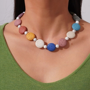 Collier Bohême Multicolore en Pierre de Lave Turquoise Blanche Perles Fait Main Pendentif Coeur Acier Titane Ras du Cou