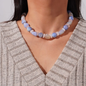 Collier de perles en agate naturelle et quartz rose porté par un mannequin en style décontracté