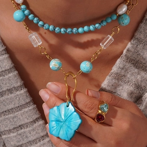 Collana boho a due strati con ciondolo a fiore turchese e anelli con cuore