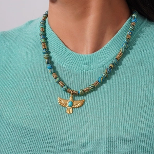 Collier de perles bohème avec pendentif aigle et pierre turquoise sur tricot