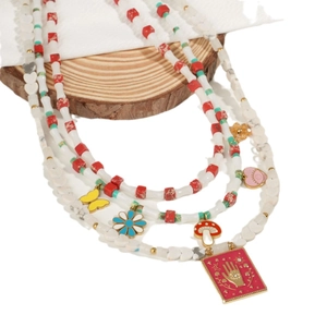 Collier multicouches bohème en perles avec breloques papillon et fleurs sur socle en bois