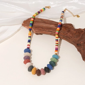 Bunte Heishi-Perlenkette im Boho-Stil mit Lavasteinen und vergoldetem Verschluss
