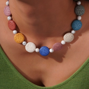 Collier ras du cou bohème avec turquoise blanche et perles de lave colorées sur modèle