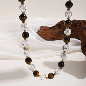 Collier en oeil de tigre et cristal blanc avec perle baroque et perle dorée