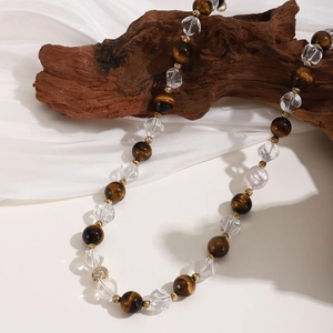 Collier artisanal en perles d'oeil de tigre avec cristal blanc et perle baroque