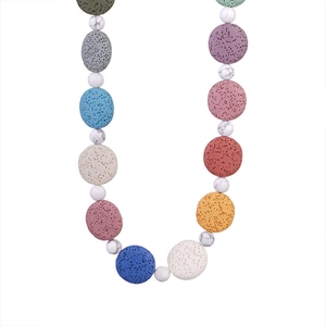 Collier ras du cou bohème avec pierres de lave multicolores et perles de turquoise blanche