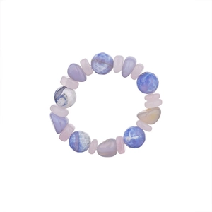 Détail du bracelet en perles d'agate bleue naturelle, lavande et cristaux gris