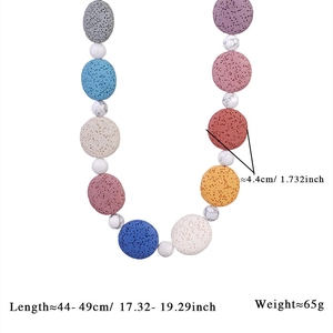 Vue détaillée des perles de pierre volcanique multicolores et dimensions du collier turquoise