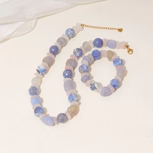 Collier de perles en agate violette et quartz rose avec breloque cœur et fermoir doré