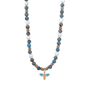 Vintage zebra steen ketting met zoetwaterparels en een gouden bijenhanger