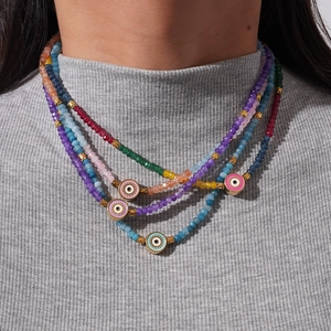 Böhmisches Set aus bunten Kristallperlenketten mit Evil-Eye-Anhängern am Modell