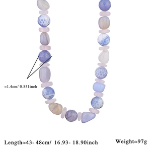 Détail du collier en agate violette avec perles de 1,4 cm et longueur de 43-48 cm