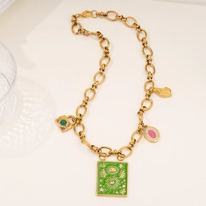 Collier à grosse chaîne dorée avec pendentif tarot soleil vert et gemmes colorées