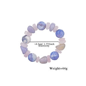 Détail du bracelet en perles d'agate naturelle avec diamètre de 4,5 cm et cordon élastique