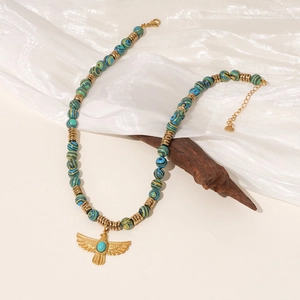 Collier ethnique avec pendentif aigle doré et incrustation turquoise sur soie blanche