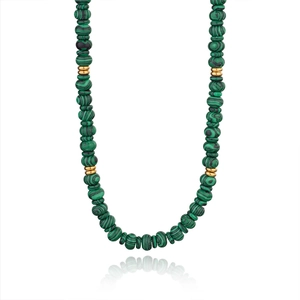Détail du collier de perles en malachite naturelle verte avec des anneaux dorés polis