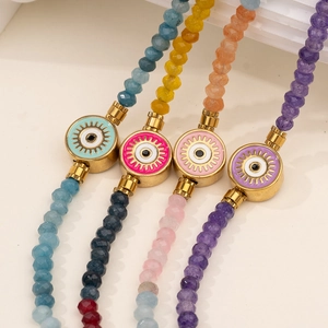 Nahaufnahme von Boho-Perlenketten mit bunten Kristallperlen und Evil Eye Anhängern