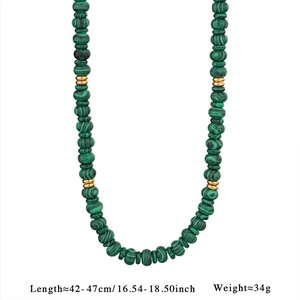 Vue détaillée du collier en malachite verte avec des perles d'espacement dorées