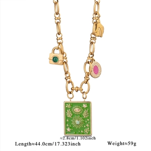 Détail du collier doré multi-rangs avec pendentif tarot et mesures de dimensions