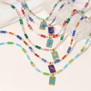 Kleurrijke natuurstenen kralenkettingen met tarot hangers van de zon en de maan