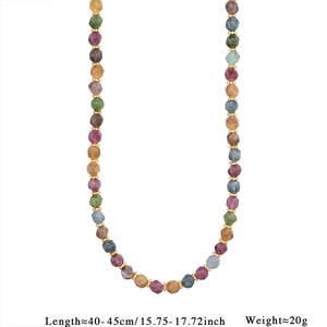 Détail du collier de perles en tourmaline colorée avec perles intercalaires dorées et pierres