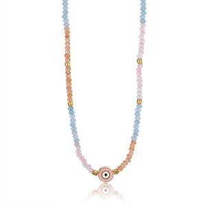 Detail einer bunten Boho-Perlenkette mit rosa Evil Eye Anhänger und goldenen Akzenten